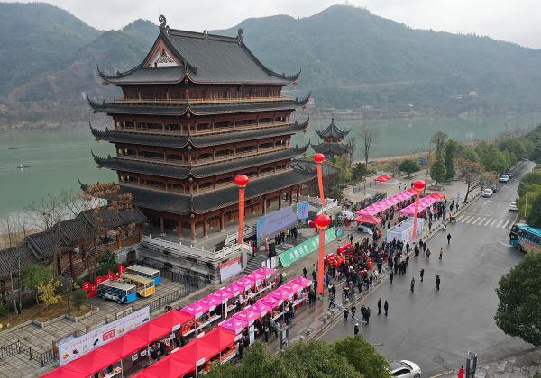 泸溪電商年(nián)貨節火(huǒ)熱(rè)開(kāi)啓 消費(fèi)扶貧讓特色農産品“俏”起來