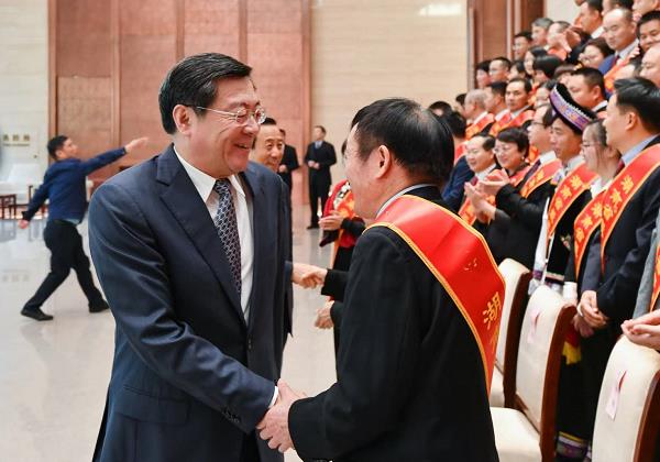 惠農網董事長(cháng)姜仕被授予湖南省2020年(nián)“百名最美扶貧人(rén)物(wù)”