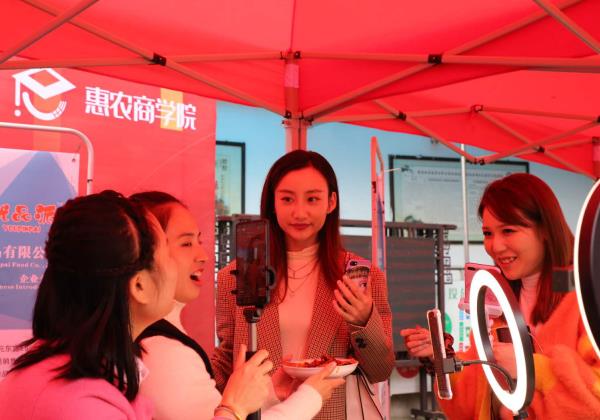 長(cháng)沙縣：㮾梨街道(dào)農産電商直播特訓營搭建全新教育平台 助力鄉村(cūn)振興