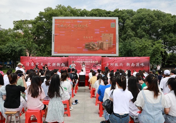 惠農網助力“衡南土(tǔ)貨”搭上(shàng)大學生直播雲快(kuài)車 2小時(shí)銷售近38萬