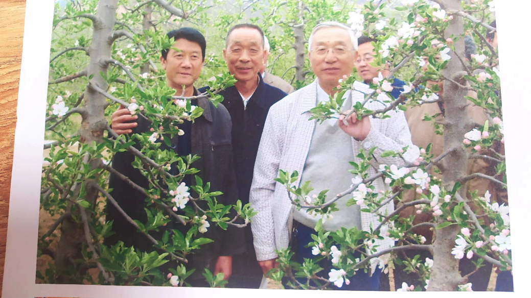 惠農網農技專家李根寬：40餘年(nián)果樹(shù)管理經驗 指導“果”然好