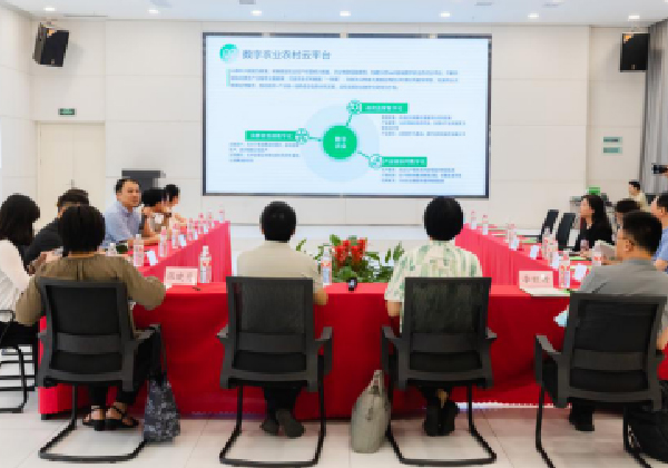 商務部電商司副司長(cháng)王鵬飛一(yī)行(xíng)調研國(guó)家級電子商務示範企業惠農網